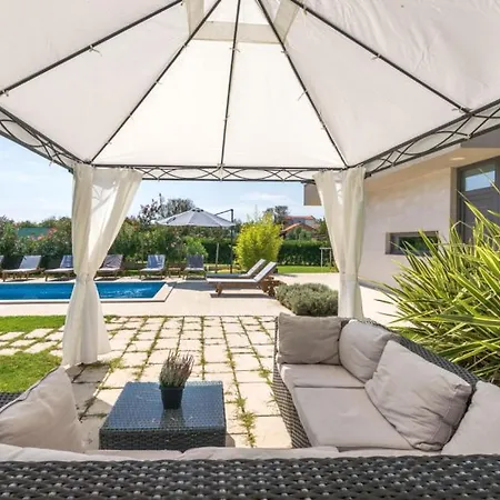 Beautiful Viviana With Pool In Villa Fažana
