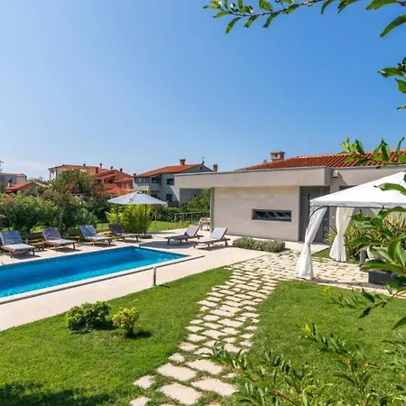 Villa Beautiful Viviana With Pool In